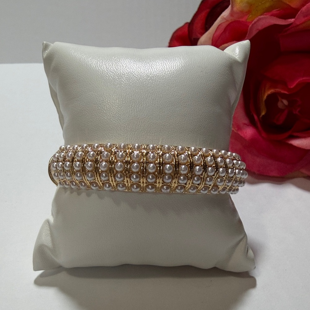 Elegant Gold and White Pearl Bracelet